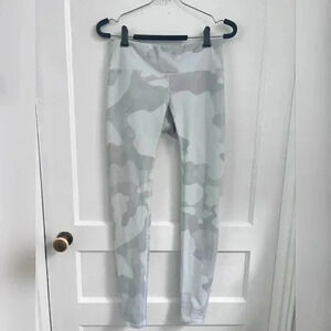 Alo High Waist Vapor Legging in White Camouflage